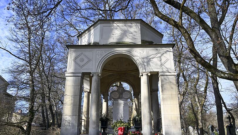 Rudolph und Else Moshammer sind auf dem Ostfriedhof bestattet: Zum 20. Todestag haben Münchner Kränze, Blumen und Kerzen gebracht. Rudolph und Else Moshammer sind auf dem Ostfriedhof bestattet: Zum 20. Todestag haben Münchner Kränze, Blumen und Kerzen gebracht.
