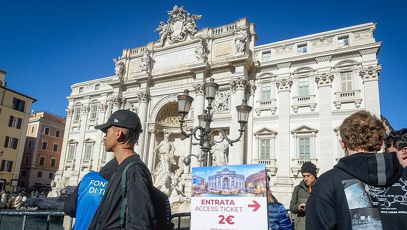 Neue Regelung am Trevi-Brunnen: Wer direkt ans Wasser m&ouml;chte, muss &uuml;ber einen neuen Zugang gehen und zwei Euro zahlen.
