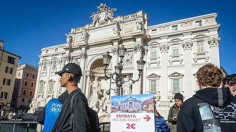Neue Regelung am Trevi-Brunnen: Wer direkt ans Wasser m&ouml;chte, muss &uuml;ber einen neuen Zugang gehen und zwei Euro zahlen.