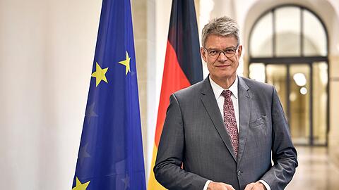 Der Minister stellt die Fahrg&auml;ste auf einen langen Weg ein, bis sich die Zuverl&auml;ssigkeit bei der Bahn wieder bessert.