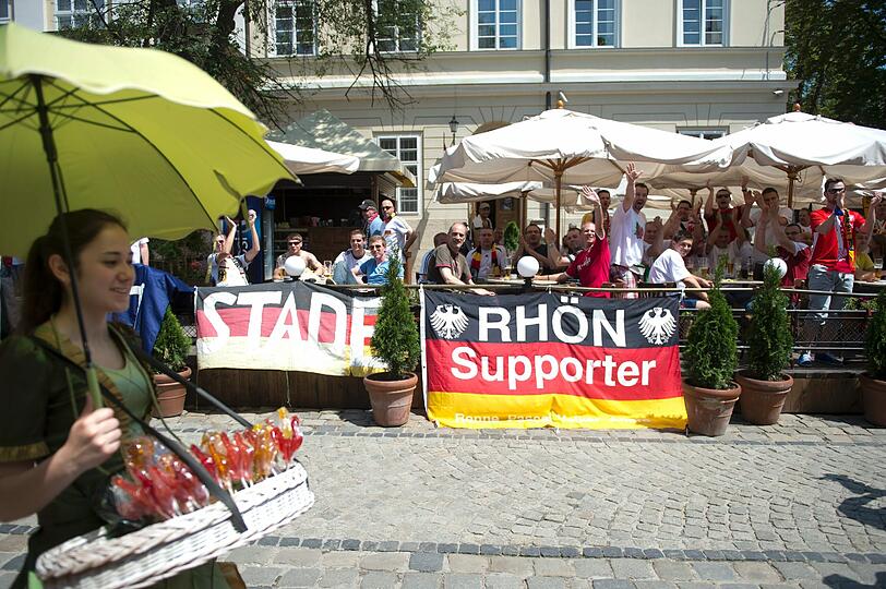 Deutsche Fans vor dem Portugal-Sieg - friedlich und fröhlich in Lemberg unterwegs.