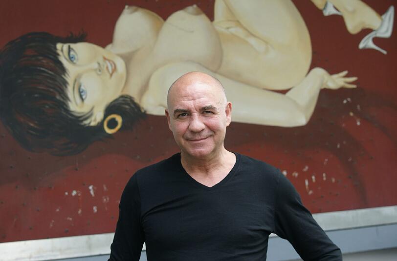 Wer reingeht, wie die Frauen arbeiten und wann Hochbetrieb ist - hier erzählt Georg Vlachos (53) über seinen "FKK-Club" "Sud-Fass":