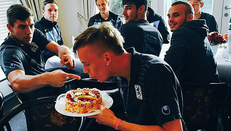 Und jetzt die Kerzen ausblasen: Marius Wolf im Geburtstagsstress. Und jetzt die Kerzen ausblasen: Marius Wolf im Geburtstagsstress.