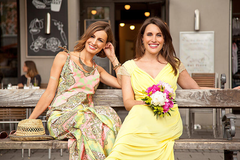 Für Sky-Moderatorin Karolin Oltersdorf (l.) geht es zunächst nach Mallorca und im Anschluss an die Mecklenburgischen Seenplatte. Kollegin Birgit Nössing urlaubt in Hamburg und an der Nordsee.