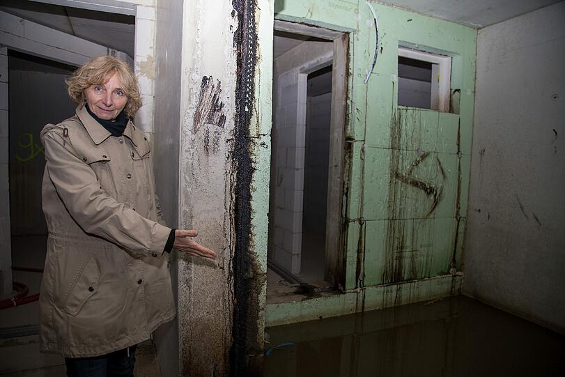 Vera Karlsberg zeigt die Wasserschäden im Keller.