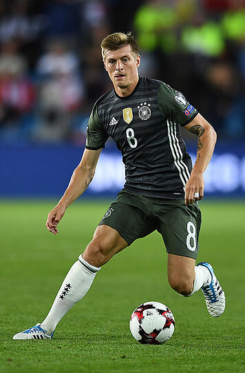 TONI KROOS  NOTE 3:
Trägt nun die &bdquo;8&ldquo; - Begründung: Dann komme der Real-Profi &bdquo;beim Autogramme schreiben nicht durcheinander&ldquo;. Spielgestaltung und -eröffnung mit schlauen Pässen. Kann aber mehr.