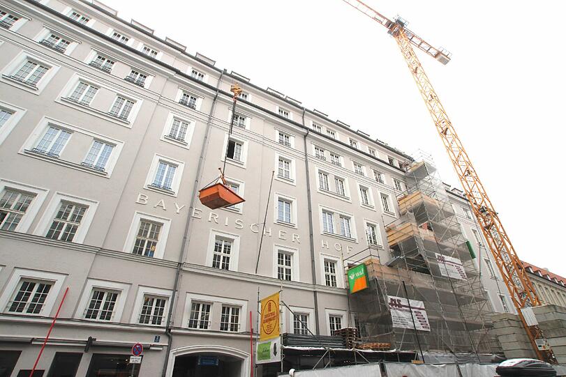 Renovierung Rückseite Bayerischer Hof, Prannerstraße: In der Prannerstraße fällt zunächst das treppenartige Gerüst auf der Rückseite des &bdquo;Bayerischen Hofs&ldquo; auf. Ein Kran hebt Rohre und Stangen bis ganz hinauf aufs Dach. &bdquo;Die Baustelle bezieht sich aber auf unseren in Kürze stattfindenden Umbau des Dachgartens im 6. Stock&ldquo;, so Ulrike Barcatta vom Bayerischen Hof. Der werde von Juli bis Dezember vom französischen Architekturbüro Jouin Manku neu designt. Zur Zeit werden auch 29 Zimmer umgebaut: Bäder und Einrichtung werden erneuert.