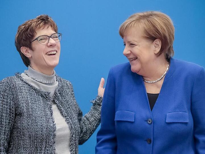 CDU-Chefin Annegret Kramp-Karrenbauer lachend mit Bundeskanzlerin Angela Merkel vor einer Sitzung des CDU-Bundesvorstandes.