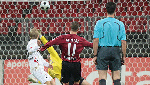 Mitten rein ins Nürnberger Glück: Marek Mintal trifft mit Gefühl zum 1:0 gegen Oberhausen. Mitten rein ins Nürnberger Glück: Marek Mintal trifft mit Gefühl zum 1:0 gegen Oberhausen.