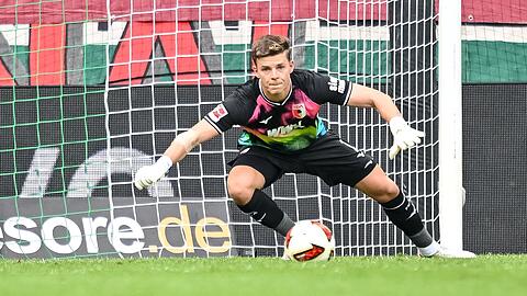 Spielte sich mit einem starken Saisonstart in den Kader von Bundestrainer Klopp: Augsurg-Torwart Finn Dahmen. (Archivbild) Spielte sich mit einem starken Saisonstart in den Kader von Bundestrainer Klopp: Augsurg-Torwart Finn Dahmen. (Archivbild)
