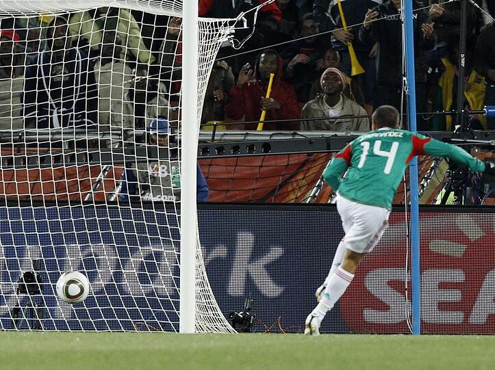 Javier Hernandez erzielt für Mexiko das 1:0.