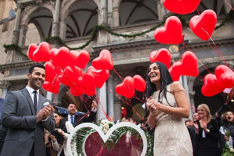 Aber auch außerhalb des Freistaats haben die Standesämter am 12.12.12 viel zu tun. Özgür und Baris feiern vor dem Rathaus in Köln ihre Hochzeit.