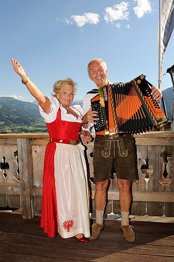 Rosi Schipflinger und Leo mit der Ziehharmonika.