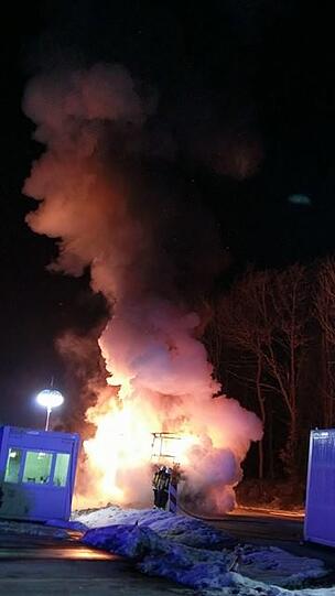Am frühen Sonntagmorgen brannte ein Reisebus am Grenzübergang Walserberg komplett aus. Die Bilder vom Einsatz.