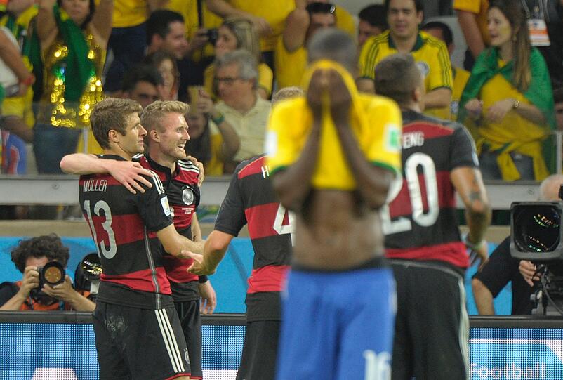 Spektakel im WM-Halbfinale 2014: Deutschland besiegt Gastgeber Brasilien mit 7:1 und rückt dem Titel näher.
