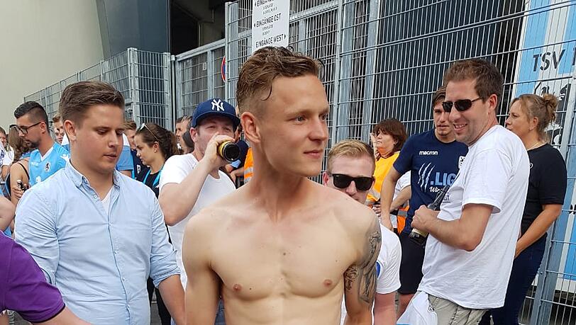 Benjamin Kindsvater mit einem kleinen Striptease. Benjamin Kindsvater mit einem kleinen Striptease.