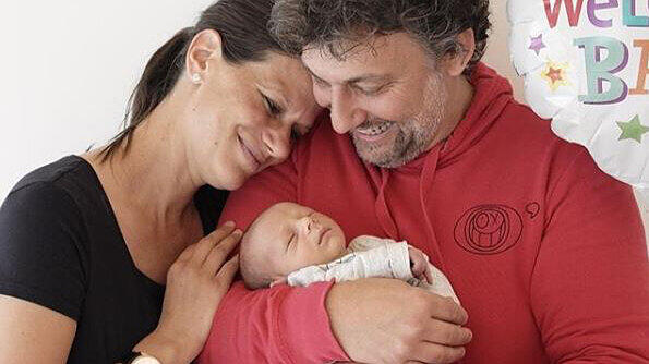 Eine Familie strahlt um die Wette: Jonas Kaufmann und seine Frau Christiane Lutz sind Eltern geworden.