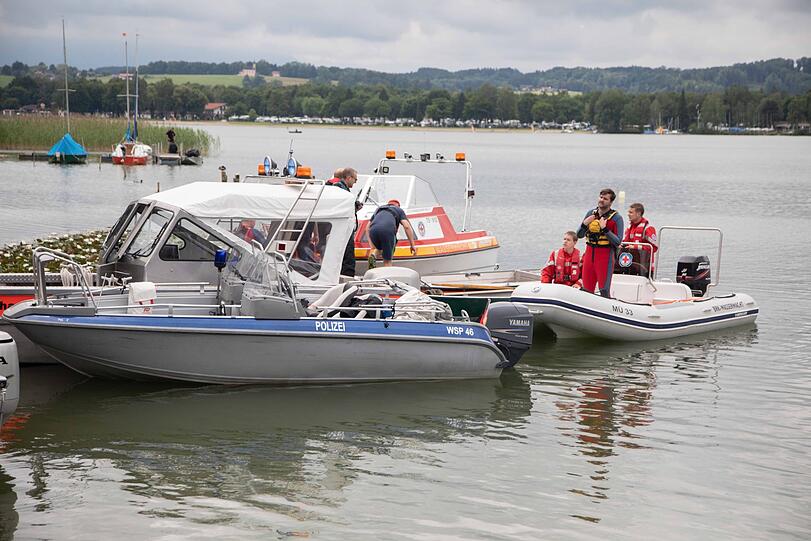 Zahlreiche Wasserwachten sowie Feuerwehr und Notarzt waren im Einsatz, um den gekenterten Angler aus dem Tachinger See zu bergen.