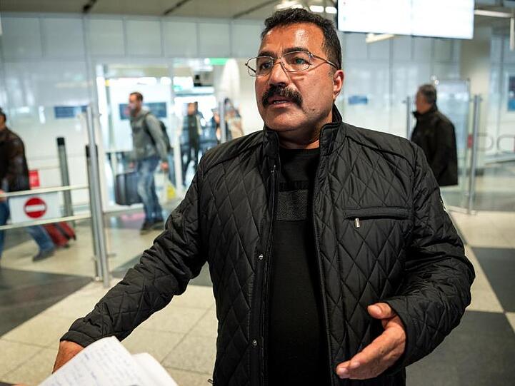 Adnan S. steht im Ankunftsbereich des Flughafens. Foto: Sina Schuldt