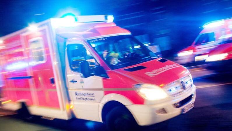 Ein Rettungswagen der Feuerwehr fährt mit Blaulicht durch eine Straße. (Symbolfoto) Ein Rettungswagen der Feuerwehr fährt mit Blaulicht durch eine Straße. (Symbolfoto)