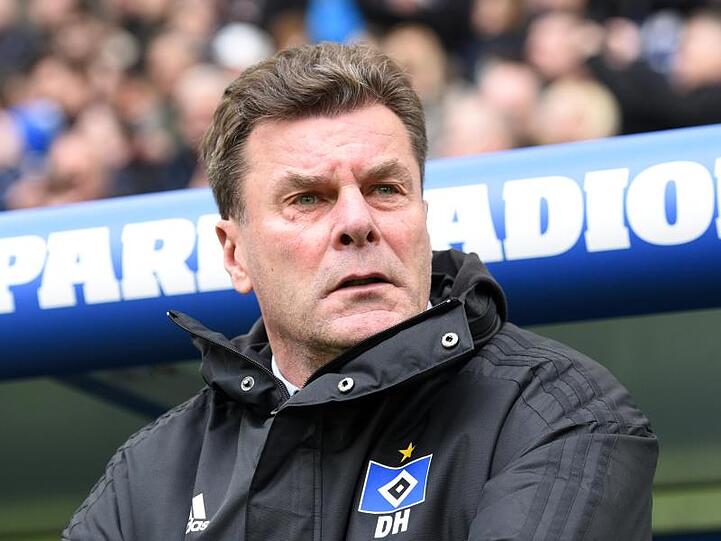Dieter Hecking, Trainer vom Hamburger SV, schaut auf das Spielfeld. Foto: Daniel Bockwoldt/dpa/Archivbild