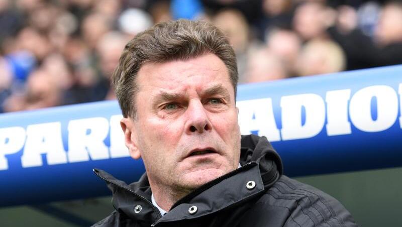 Dieter Hecking, Trainer vom Hamburger SV, schaut auf das Spielfeld. Foto: Daniel Bockwoldt/dpa/Archivbild Dieter Hecking, Trainer vom Hamburger SV, schaut auf das Spielfeld. Foto: Daniel Bockwoldt/dpa/Archivbild