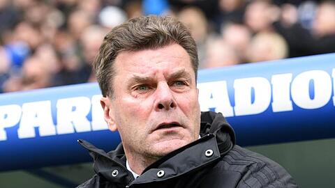Dieter Hecking, Trainer vom Hamburger SV, schaut auf das Spielfeld. Foto: Daniel Bockwoldt/dpa/Archivbild