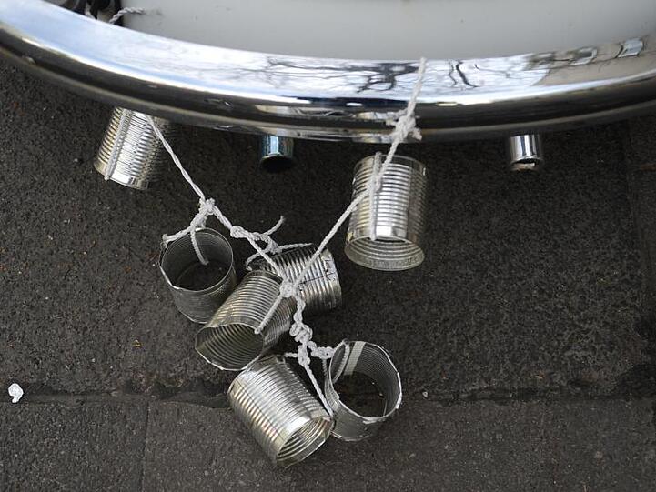 Hochzeitsauto mit Dosen. Die Polizei in Deutschland hat immer wieder mit ausufernden Feiern von Hochzeitsgesellschaften und kriminell anmutendem Verhalten der Gäste zu tun.