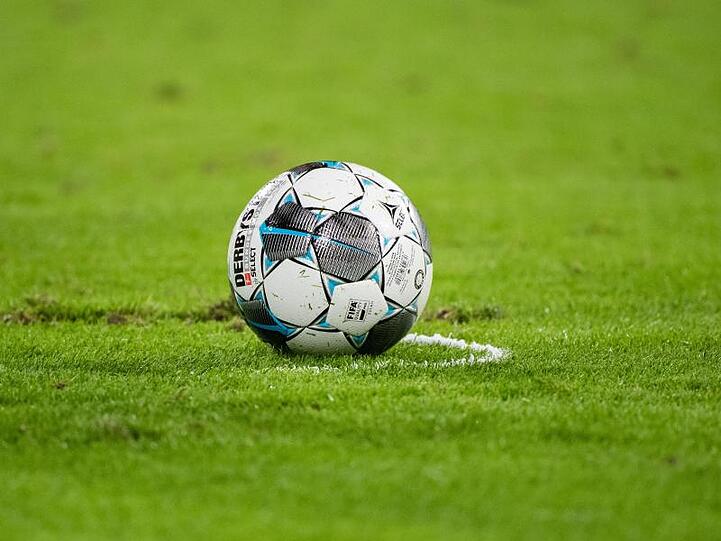 Ein Fußball liegt auf dem Spielfeld. Foto: Matthias Balk/dpa/Archivbild