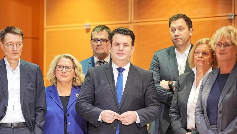 Karl Lauterbach (l-r, SPD), Svenja Schulze (SPD), Wolfgang Schmidt (SPD) , Hubertus Heil (SPD), Lars Klingbeil, Nancy Faeser (SPD), Christine Lambrecht (SPD) stehen bei der Vorstellung der SPD-Minister und -Ministerinnen durch den designierten Bundeskanzler Scholz (SPD), im Willy-Brandt-Haus zusammen.