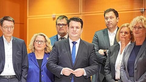 Karl Lauterbach (l-r, SPD), Svenja Schulze (SPD), Wolfgang Schmidt (SPD) , Hubertus Heil (SPD), Lars Klingbeil, Nancy Faeser (SPD), Christine Lambrecht (SPD) stehen bei der Vorstellung der SPD-Minister und -Ministerinnen durch den designierten Bundeskanzler Scholz (SPD), im Willy-Brandt-Haus zusammen.