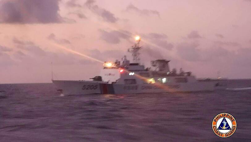 Ein Schiff der chinesischen Küstenwache im  Südchinesischen Meer - aufgenommen von der philippinischen Küstenwache.