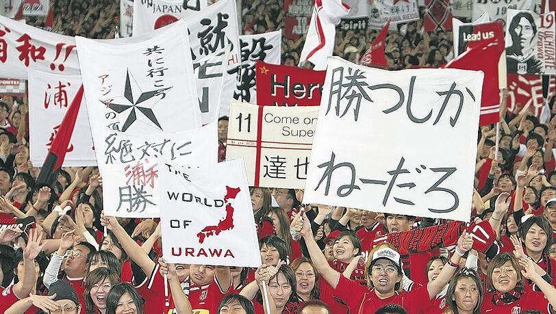 45000 japanische Fans wollen am Donnerstag den Auftritt des FC Bayern bei den Urawa Red Diamonds, Asiens aktuellem Champions-League-Sieger, sehen. 45000 japanische Fans wollen am Donnerstag den Auftritt des FC Bayern bei den Urawa Red Diamonds, Asiens aktuellem Champions-League-Sieger, sehen.
