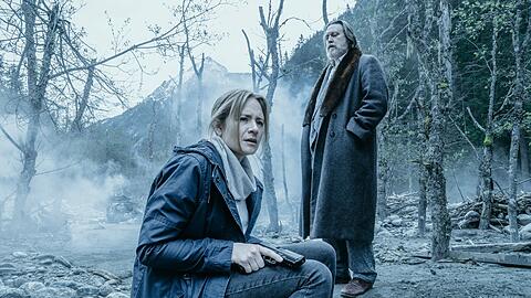"Der Pass 3": Ellie Stocker (Julia Jentsch) und Gedeon Winter (Nicholas Ofczarek) ringen um Vergeltung oder Vergebung.