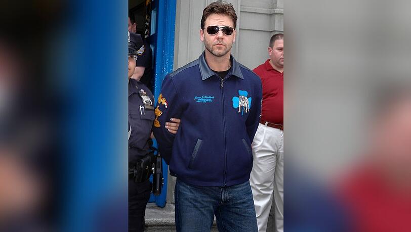 2005 wurde Russell Crowe in New York festgenommen, nachdem er ein Telefon auf einen Hotelmitarbeiter geworfen hatte.