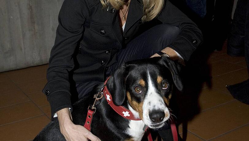 Nina Ruge mit Familienhund Lupo: Von Martin Rütter bekam die TV-Schönheit ein deutliches Feedback zu hören.