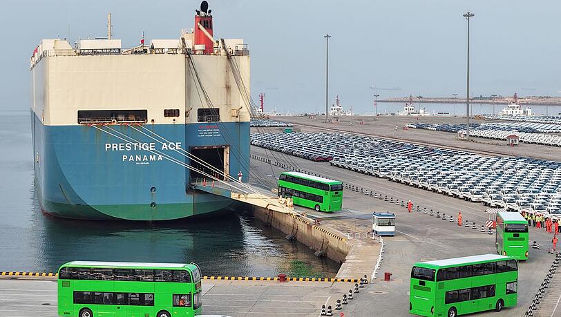 Im Hafen der chinesischen Stadt Yantai werden elektrische Doppeldeckerbusse für den Export verschifft. (Archivbild) Im Hafen der chinesischen Stadt Yantai werden elektrische Doppeldeckerbusse für den Export verschifft. (Archivbild)