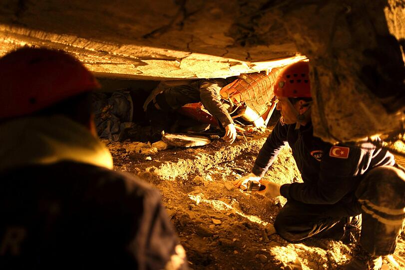 Die Einsatzkräfte arbeiten unter schwersten Bedingungen