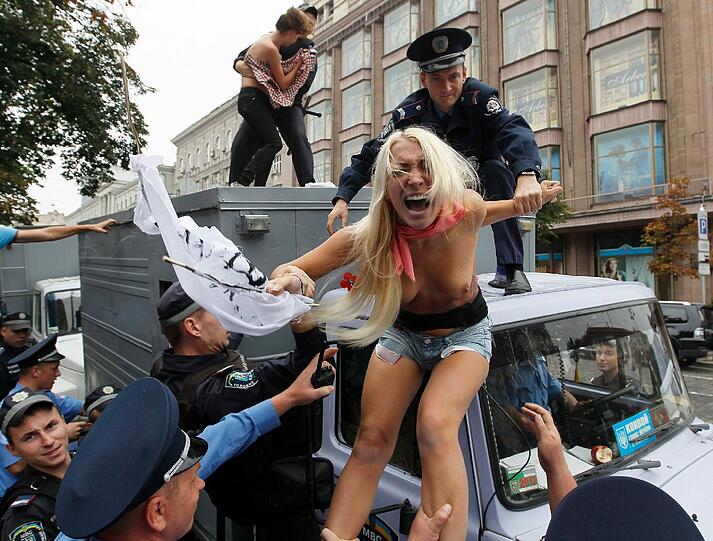 Sie sind wieder auf der Straße - die Nackt-Aktivistinnen der ukrainischen Frauenrechtsbewegung FEMEN. Hier protestierten sie publikumswirksam auf dem Dach eines Polizei-Fahrzeuges gegen die Inhaftierung von Ex-Regierungschefin Julia Timoschenko.