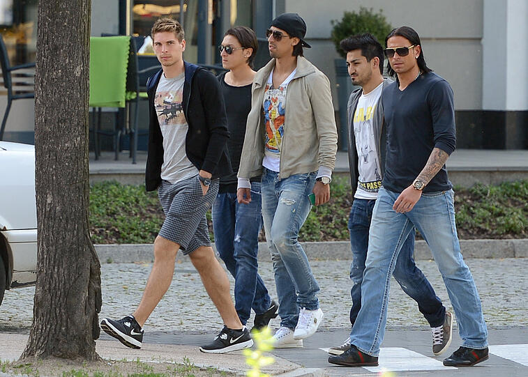 US 5? Nein, DFB-Elf! Ihre Auszeit am Dienstag nutzen Ron-Robert Zieler, Mesut Özil, Ilkay Guendogan, Tim Wiese und Sami Khedira zum Flanieren durch Sopot. Medienwirksam, versteht sich: Auf den ersten Blick könnte man Jogis Jungs für eine Boyband halten.