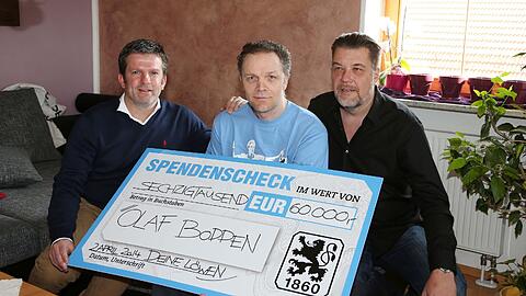 1860-Präsident Gerhard Mayrhofer (r.) und Jugendboss Matthias Imhof, überreichen dem erkrankten Ex-Stürmer Olaf Bodden einen Scheck über 60.000 Euro aus dem Benefizspiel.