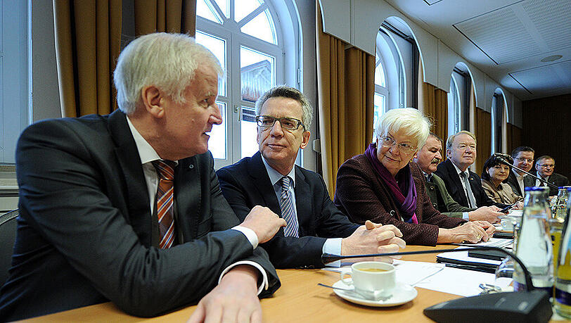 Bei der CSU-Winterklausur war die Vorratsdatenspeicherung wieder großes Thema. Gegenwind kommt derweil von der Opposition. Bei der CSU-Winterklausur war die Vorratsdatenspeicherung wieder großes Thema. Gegenwind kommt derweil von der Opposition.