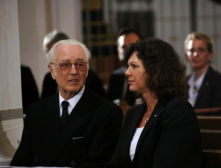 Auch Herzog Max in Bayern nahm teil. Rechts neben ihm Ilse Aigner (CSU).