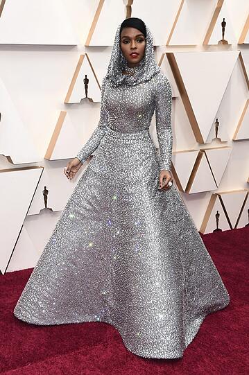 Top: Das Kapuzen-Kleid mit der markanten Silhouette von Ralph Lauren verleiht Janelle Monáe die Aura einer Drama-Queen. Es ist mit rund 168 000 Kristallen bestickt und hat eine offene Rückenpartie.