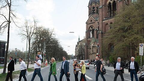 Wie einst auf der Abbey Road: Der Arbeitskreis "Isarlust" posiert für mehr Raum zum flanieren. 
Von Links: Helmut Steyrer vom Münchner Forum, Pfarrer Rainer Schießler von St. Maximilian, Benjamin David von den Urbanauten mit Sohn Xaver, Grünen-OB-Kandidatin Sabine Nallinger, Pfarrer Helmut Gottschling von St. Lukas, zwei spontane Damen, der ehem. Vorsitzende des BA 3 Maxvorstadt Klaus Bäumler, Christian Hierneis vom Bund Naturschutz, Andreas Schuster von Green City, Paul Bickelbacher von FUSS e.V. und Wolfgang Czisch vom Münchner Forum,
