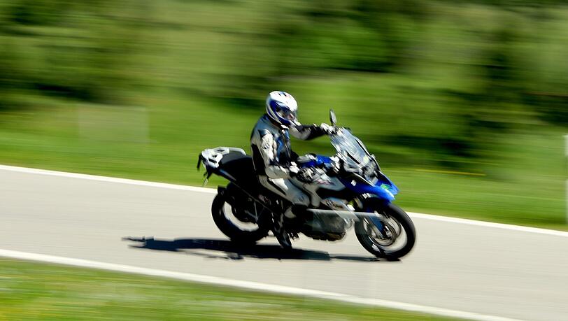 Ein Motorradfahrer ist bei einem Zusammenstoß mit einer Pferdekutsche tödlich verunglückt. (Symbolbild) Ein Motorradfahrer ist bei einem Zusammenstoß mit einer Pferdekutsche tödlich verunglückt. (Symbolbild)