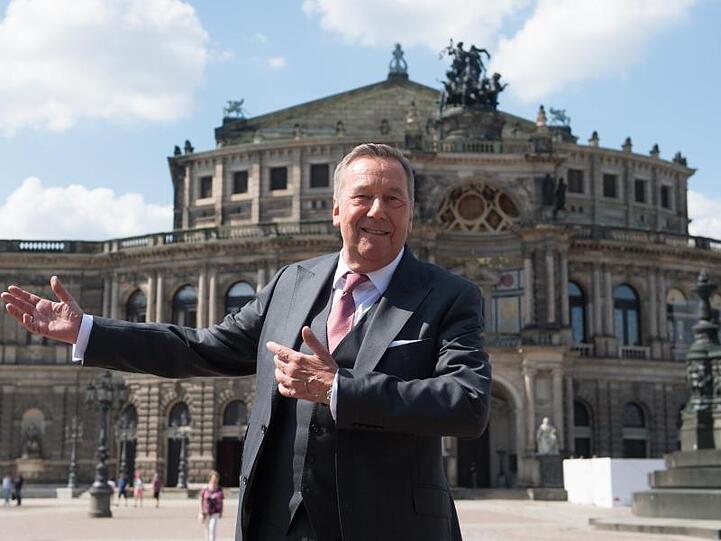 Roland Kaiser vor der Semperoper auf dem Theaterplatz in Dresden.