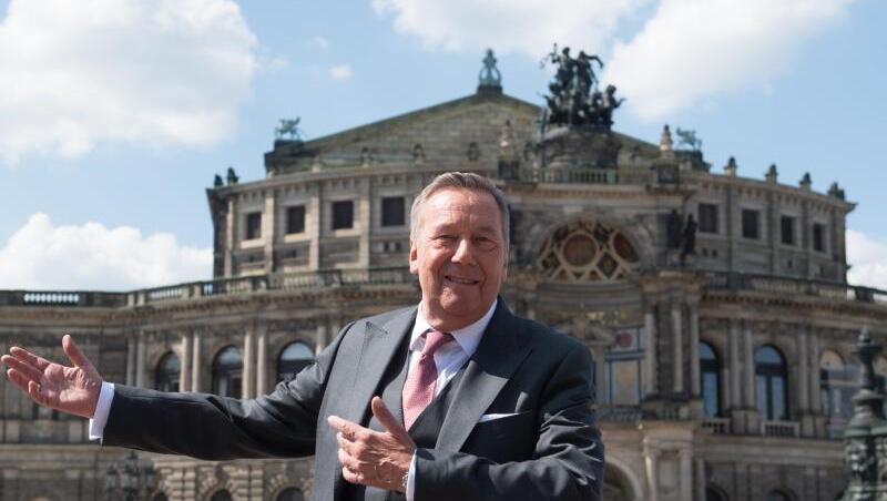 Roland Kaiser vor der Semperoper auf dem Theaterplatz in Dresden.
