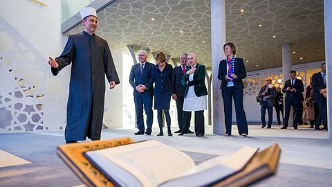 Vor einem Jahr begrüßte Benjamin Idriz in der Penzberger Moschee Bundespräsident Frank-Walter Steinmeier, Elke Büdenbender, Joachim Herrmann und weitere Gäste.