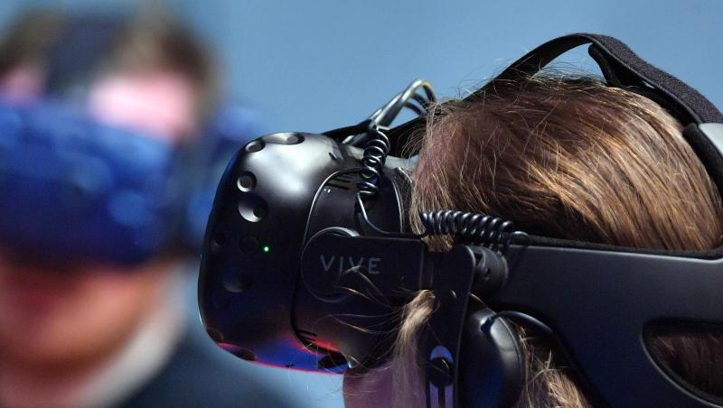 Eine Besucherin trägt eine Virtual Reality Brille.
